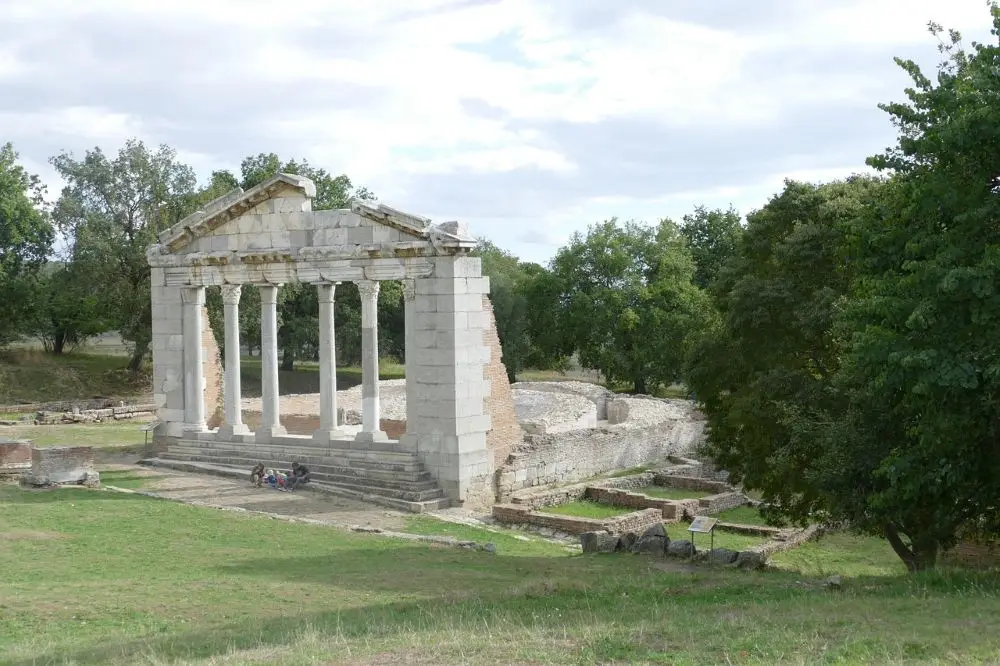 Ruines d’Apollonia baignées de lumière lors d’un voyage en Albanie