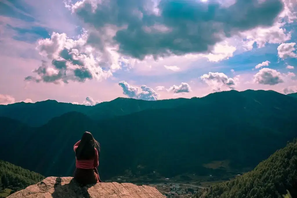 Vue contemplative sur les montagnes – voyage au Bhoutan