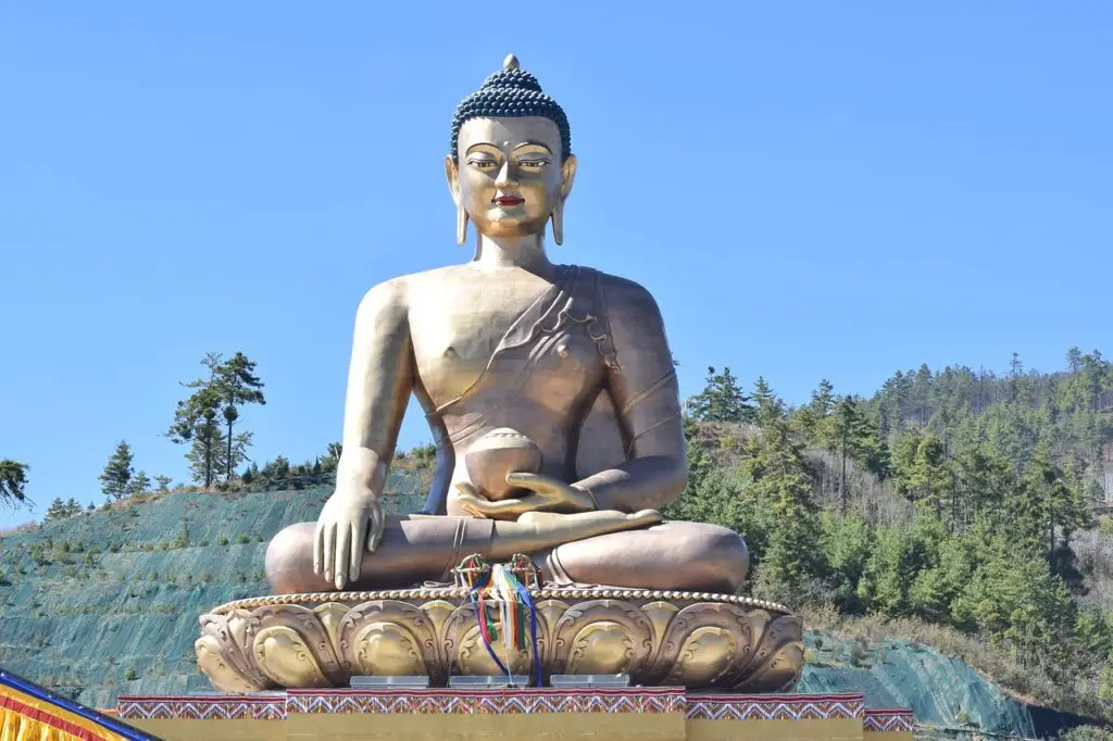Statue géante du Bouddha Dordenma au Bhoutan, symbole de spiritualité et de sérénité.