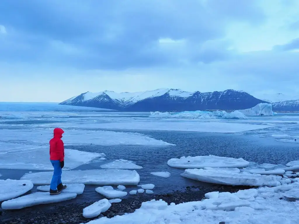 Voyage en Islande – marche en solitaire sur la glace à Jokulsárlón