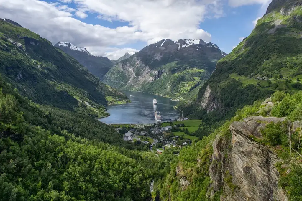 Fjord de Norvège avec croisière entre montagnes verdoyantes
