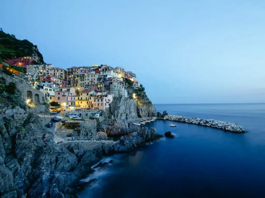 Laissez-vous charmer par les Cinque Terre en fin de journée, un moment suspendu de votre voyage en Italie entre mer et lumière.