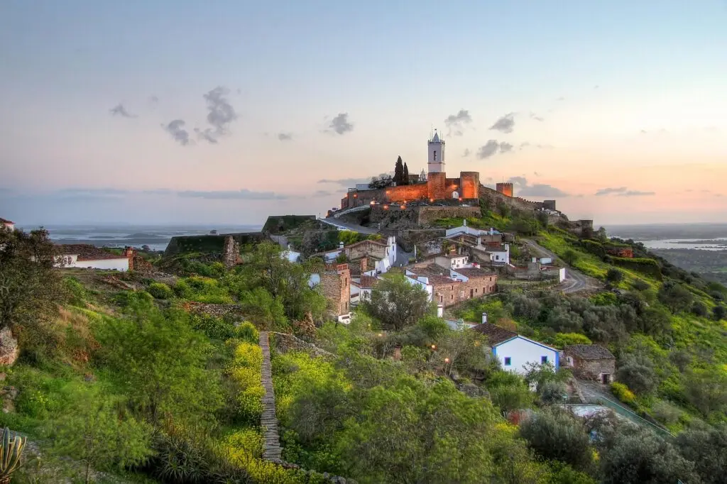 village perché de Monsaraz au coucher du soleil – inspiration voyage au Portugal