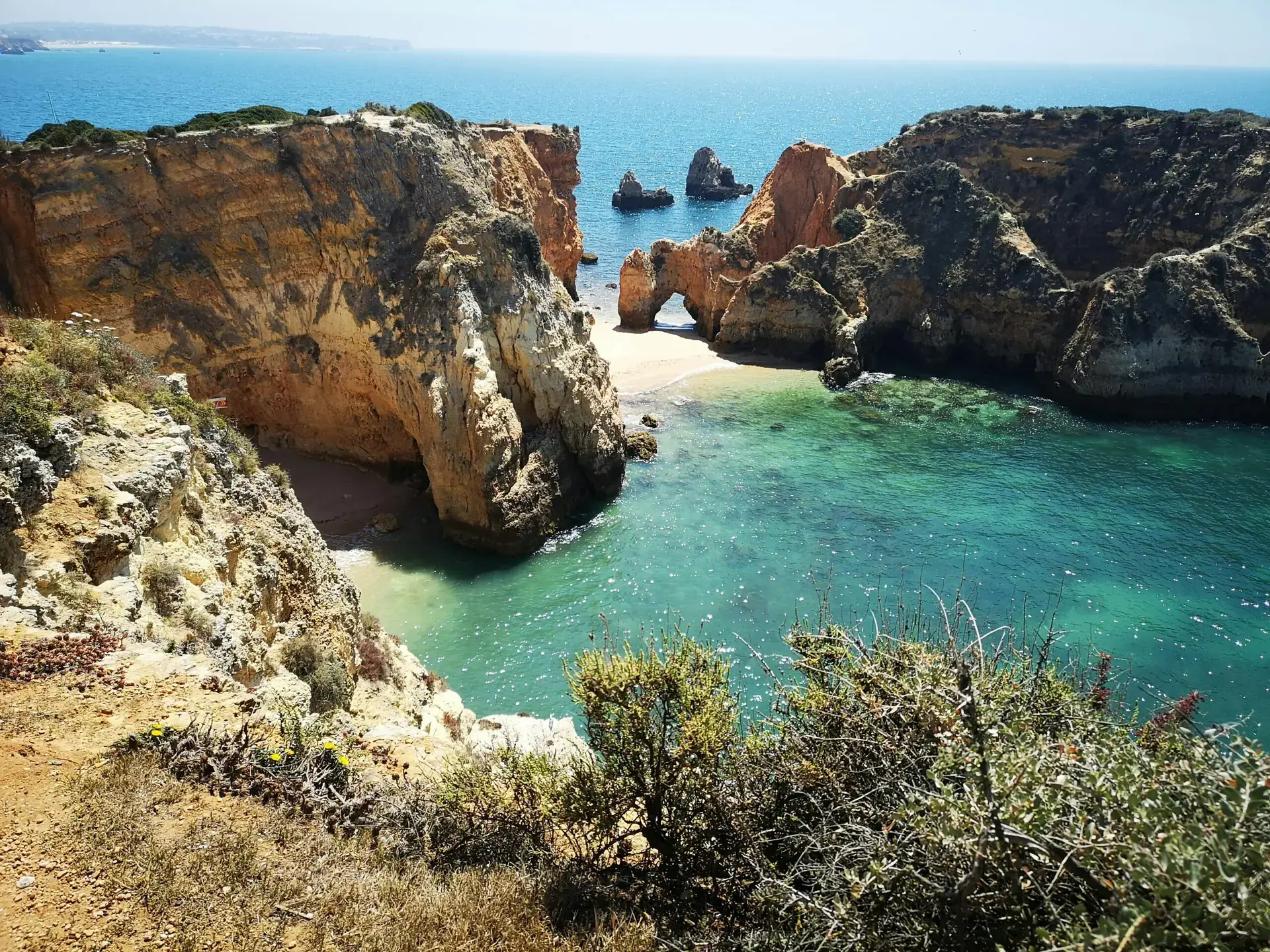 Crique de Ponta da Piedade à explorer pendant un voyage au Portugal
