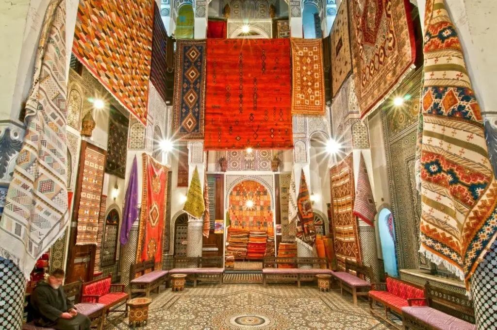 Tapis marocains exposés dans une médina