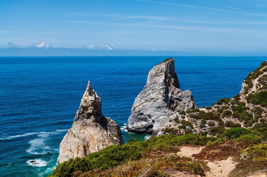 Sentier vers les falaises d’Ursa lors d’un voyage au Portugal