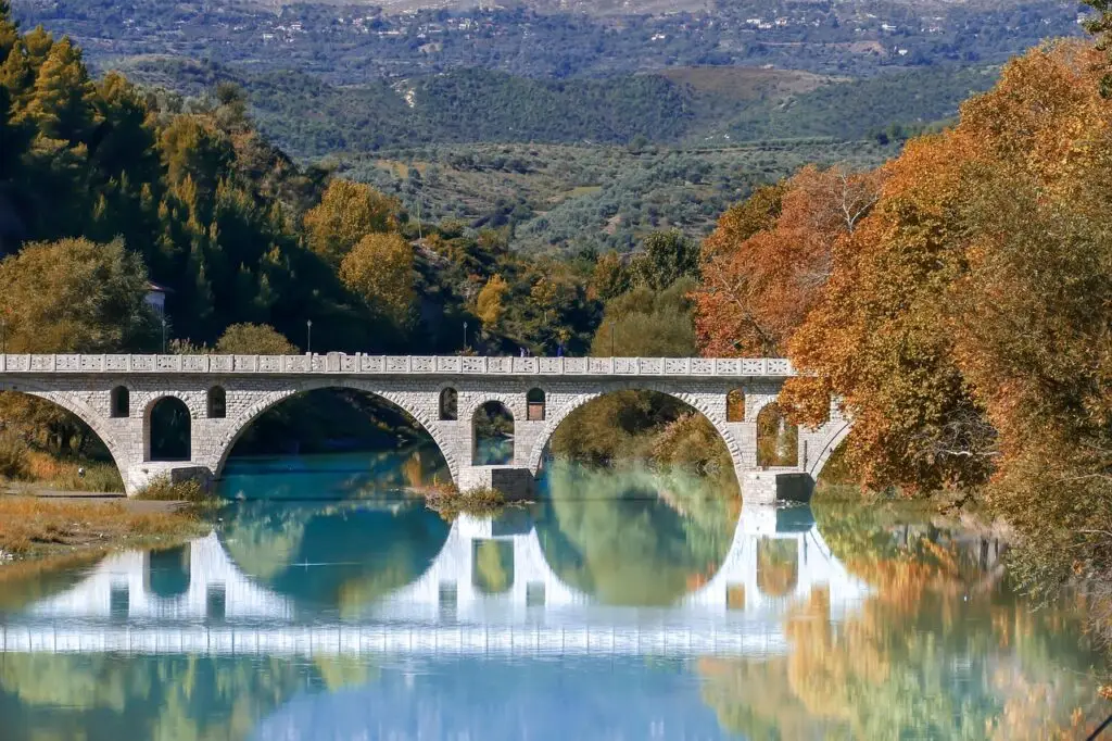 Pont ancien en Albanie pour les voyageurs sensibles à la lenteur