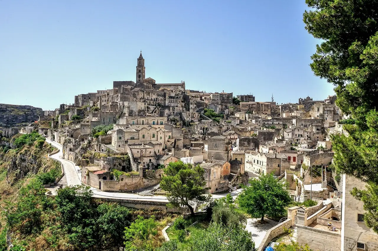 Explorez Matera, joyau minéral d’un voyage en Italie hors du temps. Un panorama de ruelles anciennes et de lumière méditerranéenne.