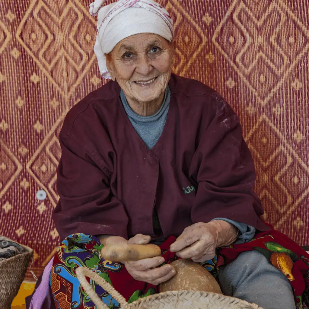 Cette artisan berbère illustre la richesse humaine d’un voyage au Maroc sur mesure, à travers des échanges sincères et respectueux.