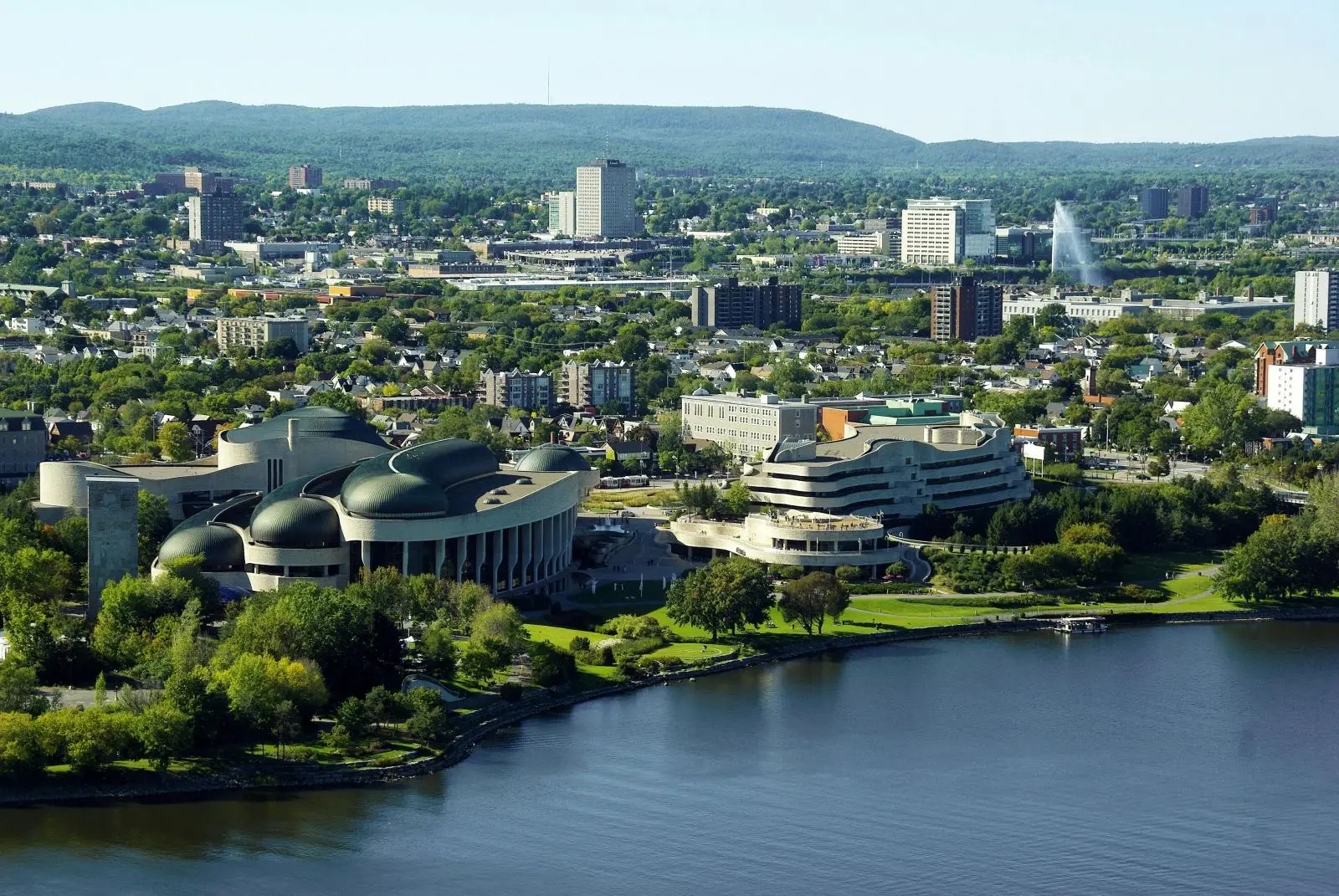 Musée canadien de l’histoire à Gatineau, en face d’Ottawa, bordé par la rivière et la nature verdoyante