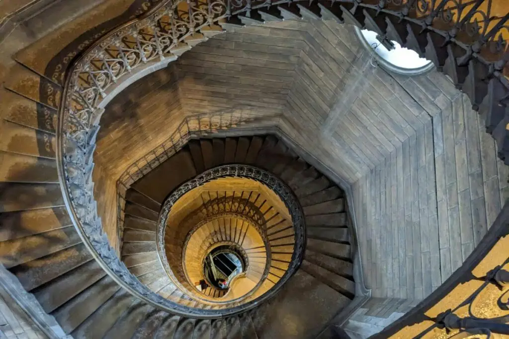 passages secrets Escalier en colimaçon dans une traboule typique de Lyon