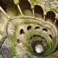 Escalier en spirale du puits initiatique à Sintra lors d’un voyage au Portugal