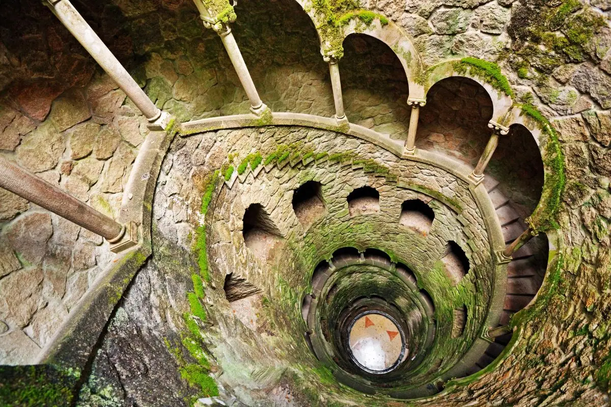Escalier en spirale du puits initiatique à Sintra lors d’un voyage au Portugal