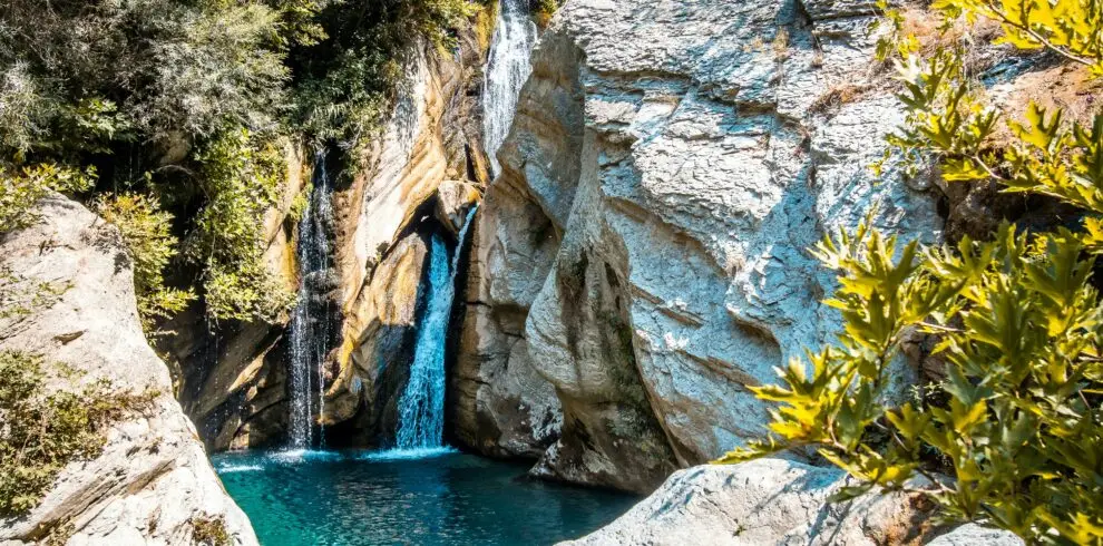 Cascade dans un canyon de Theth, emblème d’un voyage en Albanie, entre nature intacte et silence minéral.