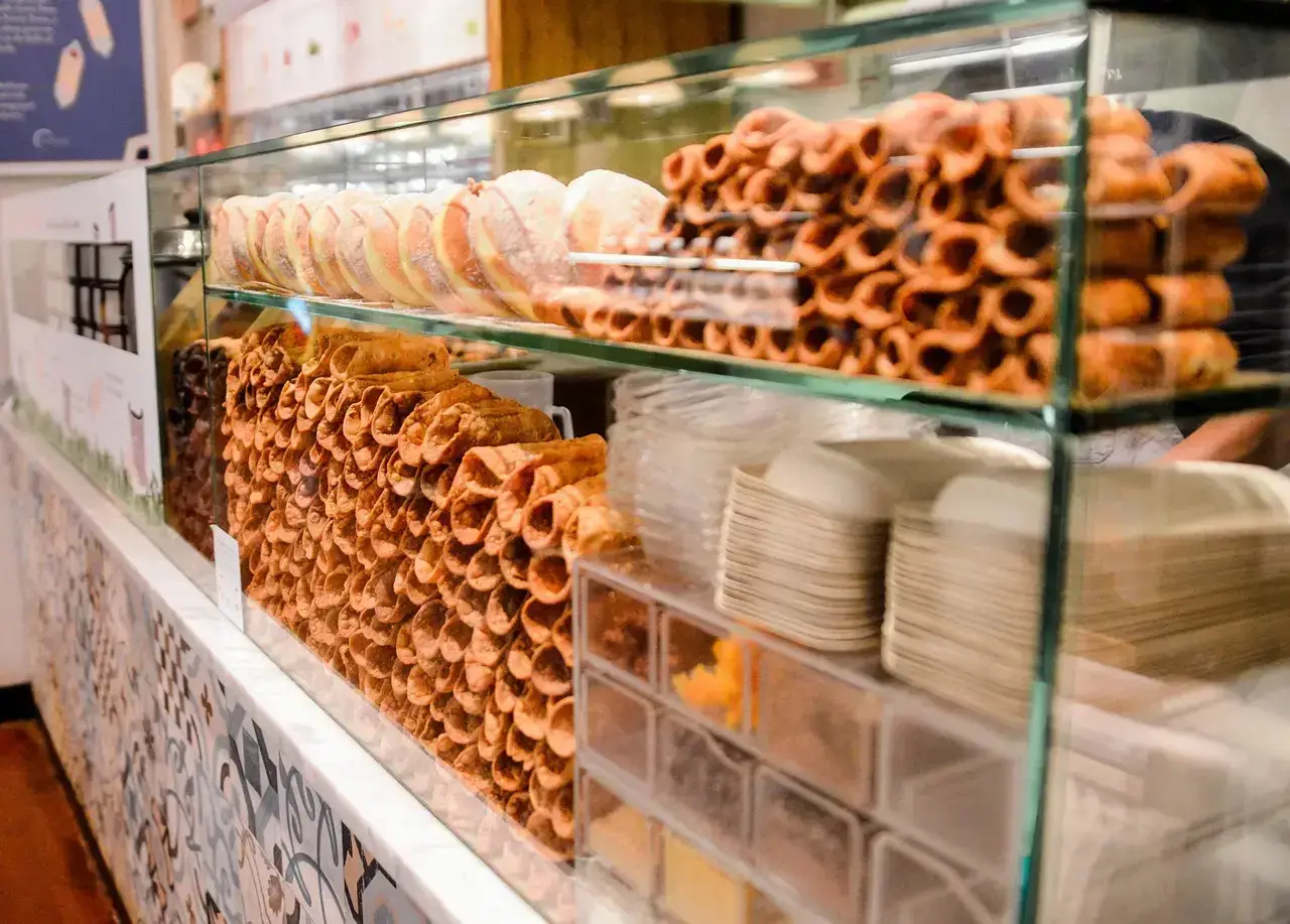 spécialités pâtissières italiennes dans une vitrine traditionnelle - voyage en Italie