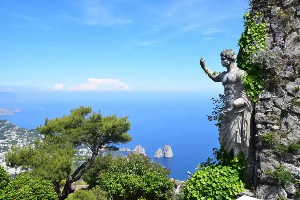 Statue antique surplombant Capri et la mer Tyrrhénienne depuis Sorrente