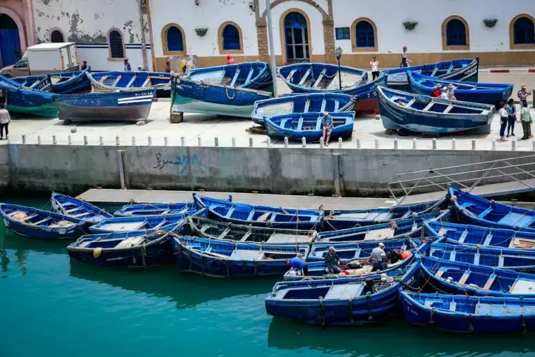 barques bleues traditionnelles à Essaouira au Maroc - voyage au Maroc