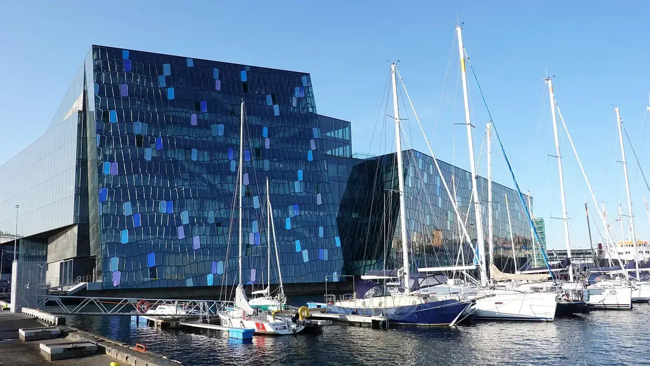 bâtiment Harpa à Reykjavik, symbole culturel lors d’un voyage en Islande