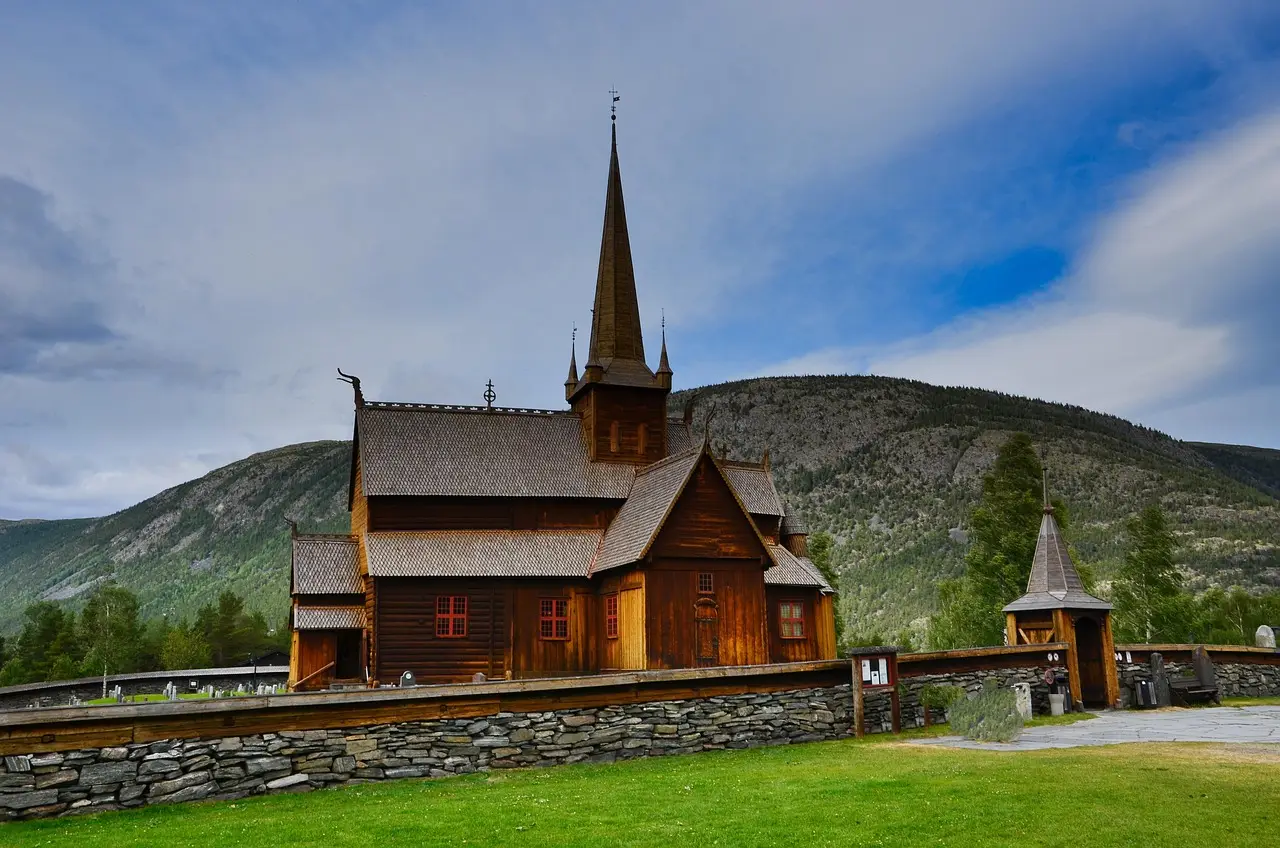 église en bois debout traditionnelle norvégienne dans le village de Lom - voyage en Norvège