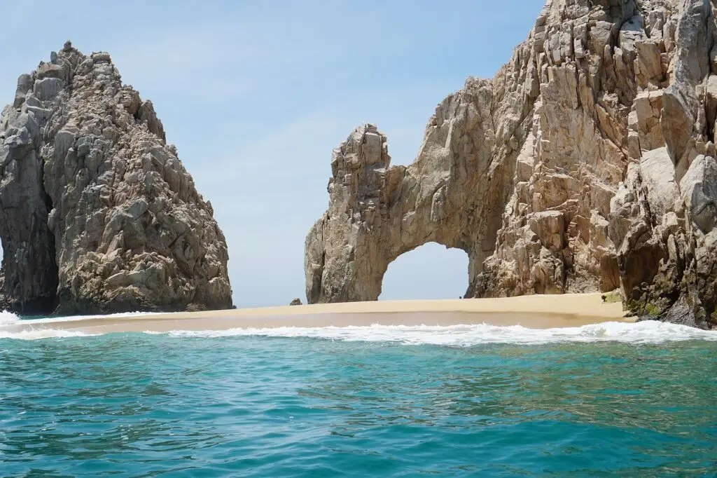 Voyage sur mesure en Amériques – Vue de l’arche naturelle de Los Cabos au Mexique, entre plage dorée et mer turquoise.