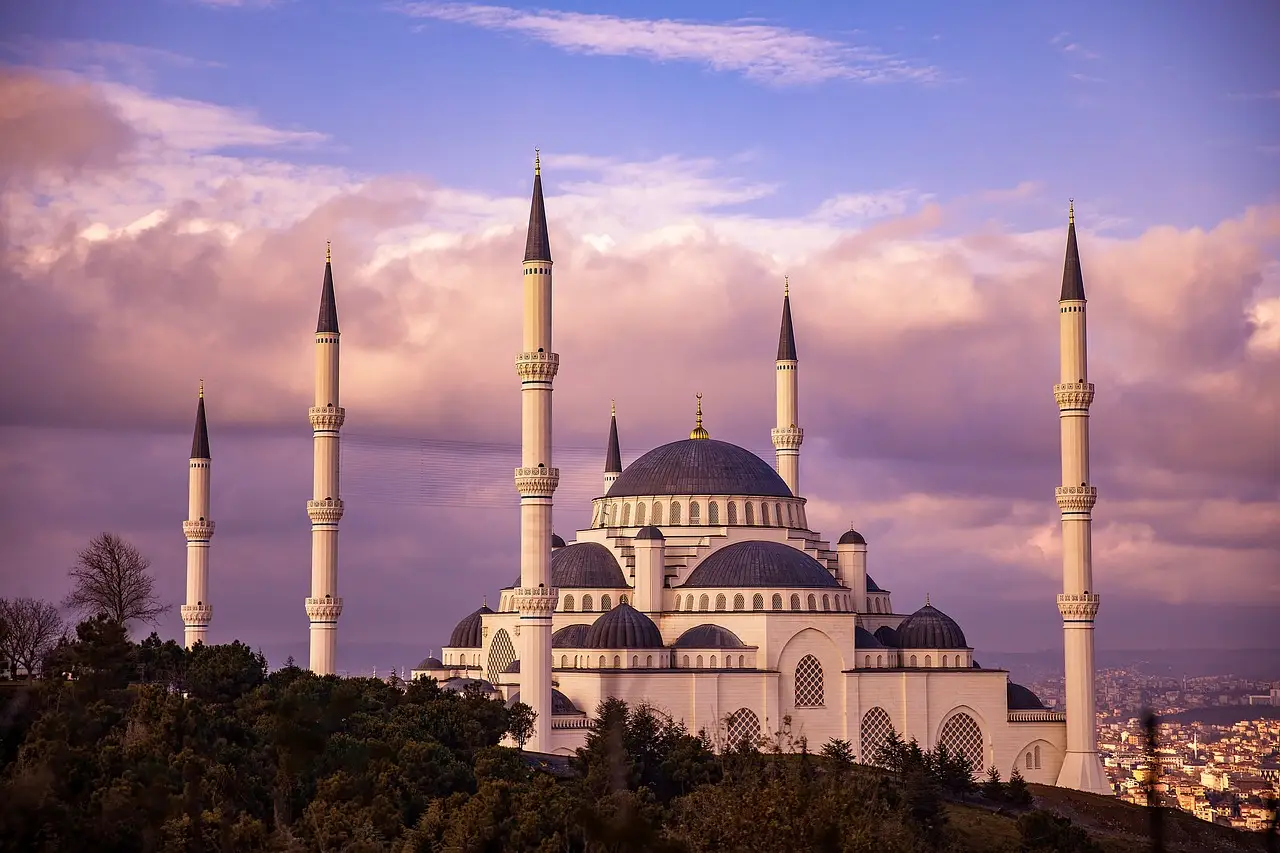 grande mosquée moderne en Turquie lors d’un voyage en Turquie