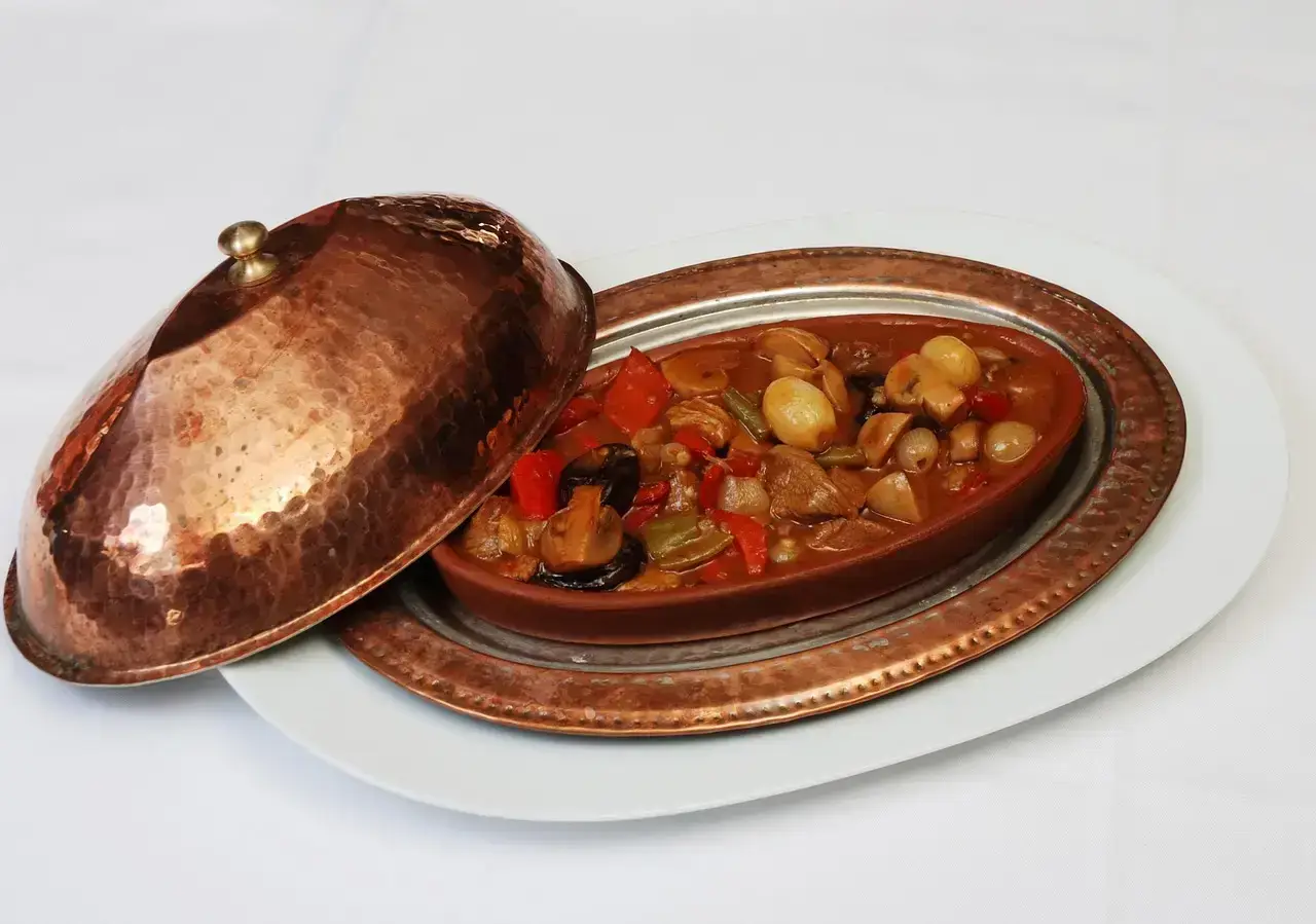 plat traditionnel turc en cuivre lors d’un voyage en Turquie