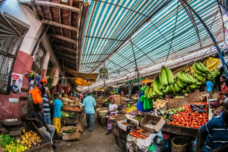 marché traditionnel au Kenya avec étals de fruits, légumes et bananes sous bâche - voyage sur mesure au Kénya