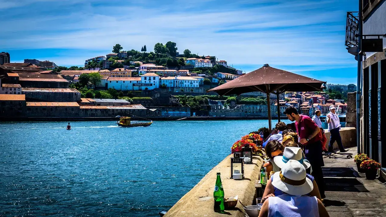 déjeuner en terrasse à Porto au bord du Douro, Voyage au Portugal