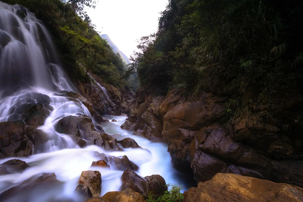 Cascade dans une gorge boisée au Vietnam à voir l'un voyage au Vietnam