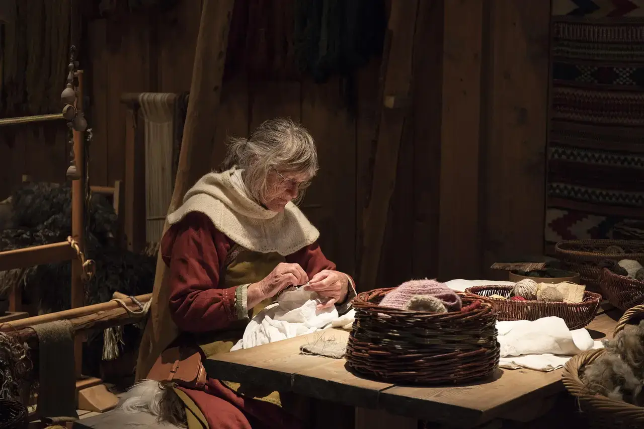 femme en costume traditionnel dans une cabane en Norvège - voyage en Norvège
