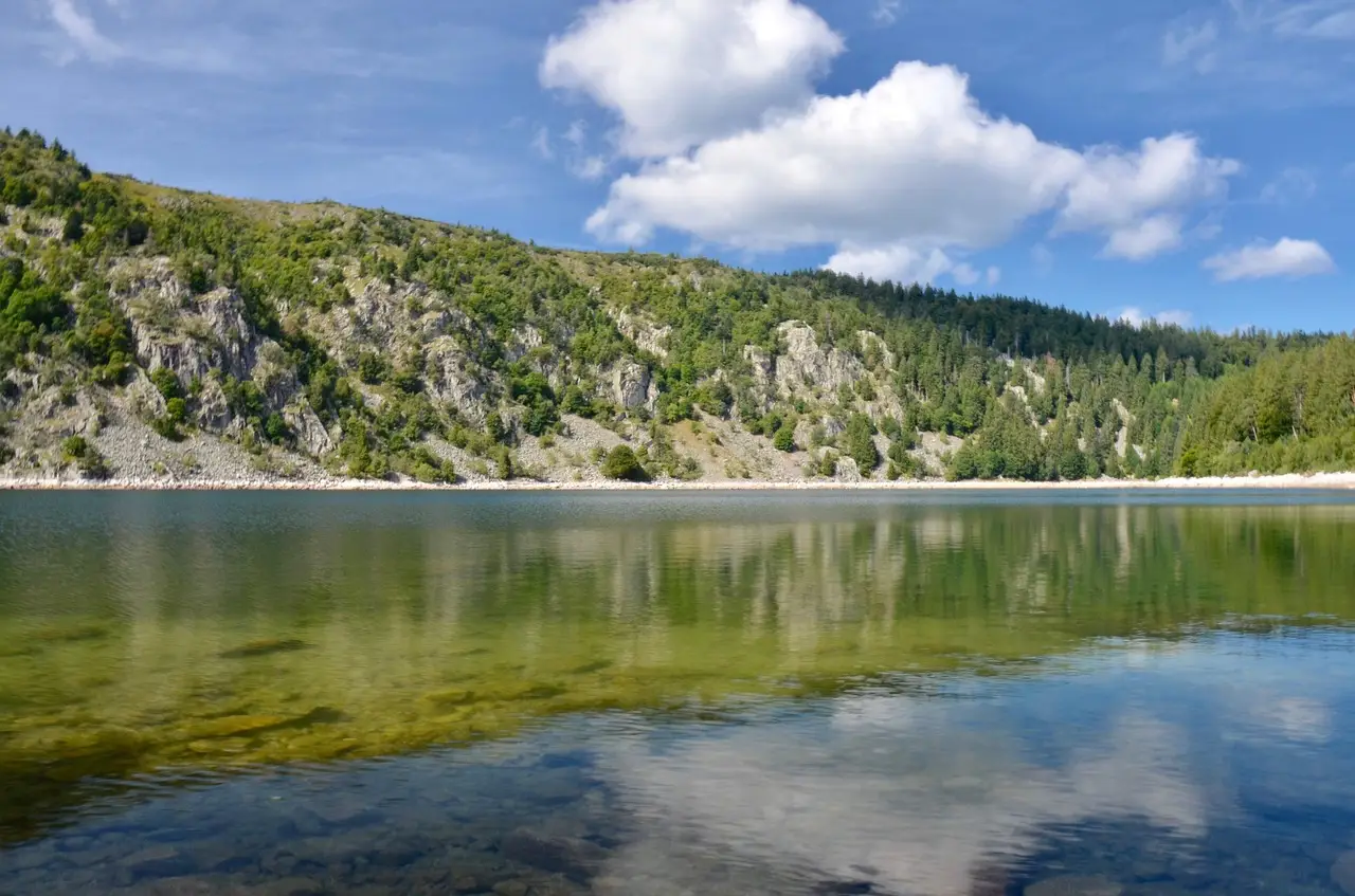 Lac dans les Vosges entouré de forêts et montagnes, nature préservée en France - Voyage en France