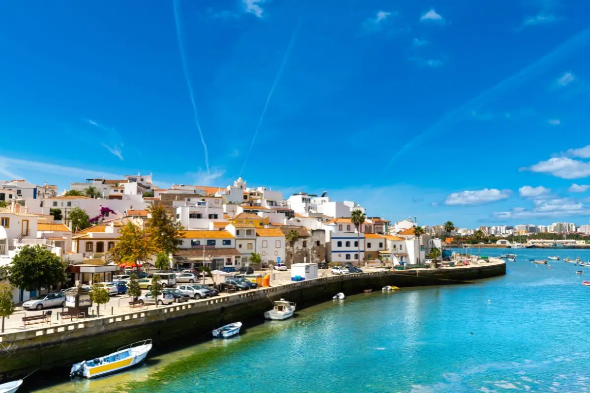 Village typique au bord de l’eau dans l’Algarve, Portugal