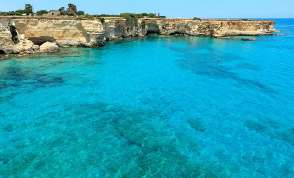 Explorez les falaises calcaires et les eaux cristallines de la côte Adriatique, perles des Pouilles en Italie.