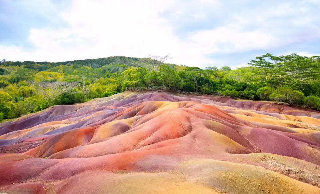 Paysage coloré des Terres des Sept Couleurs à Chamarel, île Maurice, sous un ciel tropical -excursion privée île Maurice