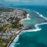 vue aérienne de Flic-en-Flac à l’île Maurice en famille