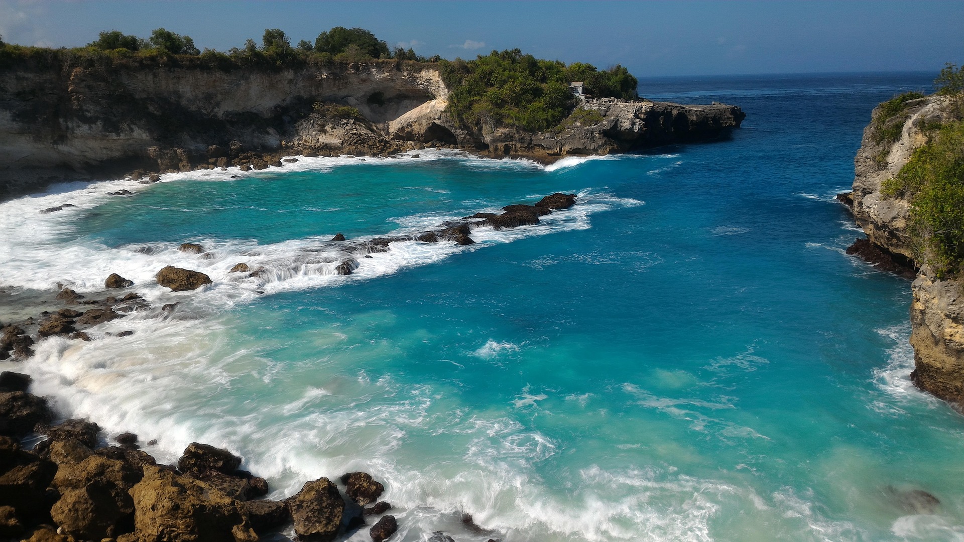 Falaises et mer turquoise à Bali, vue spectaculaire depuis les rochers