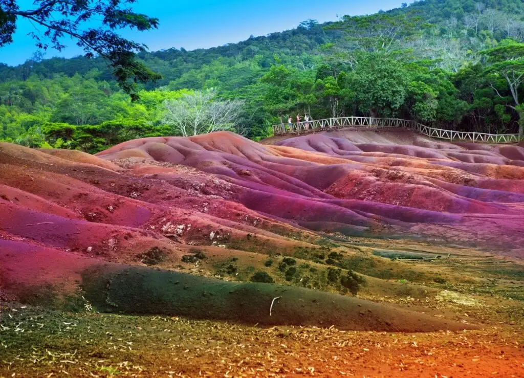 Collines colorées des Terres des 7 Couleurs entourées de forêt tropicale