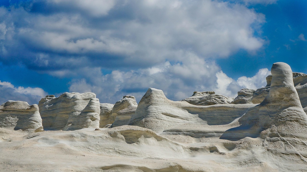 Plage volcanique de Sarakiniko à Milos, roches blanches et mer Égée
