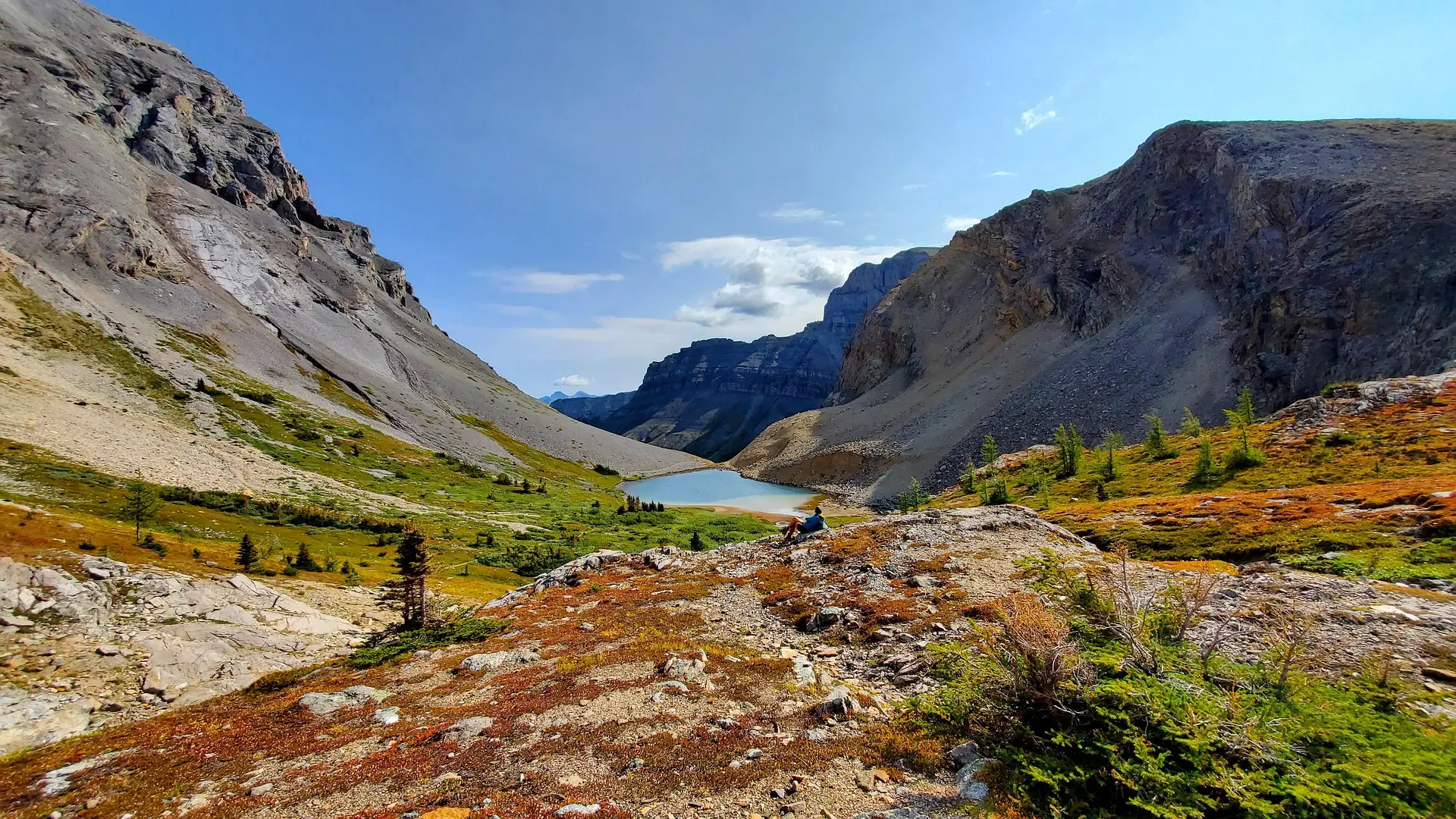 Paysage montagneux au Canada avec lac alpin et vallée verdoyante - visa tourisme canada