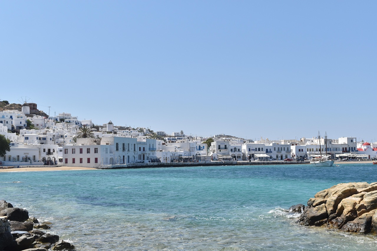 Vue panoramique du port de Mykonos avec maisons blanches et mer turquoise, Cyclades, Grèce