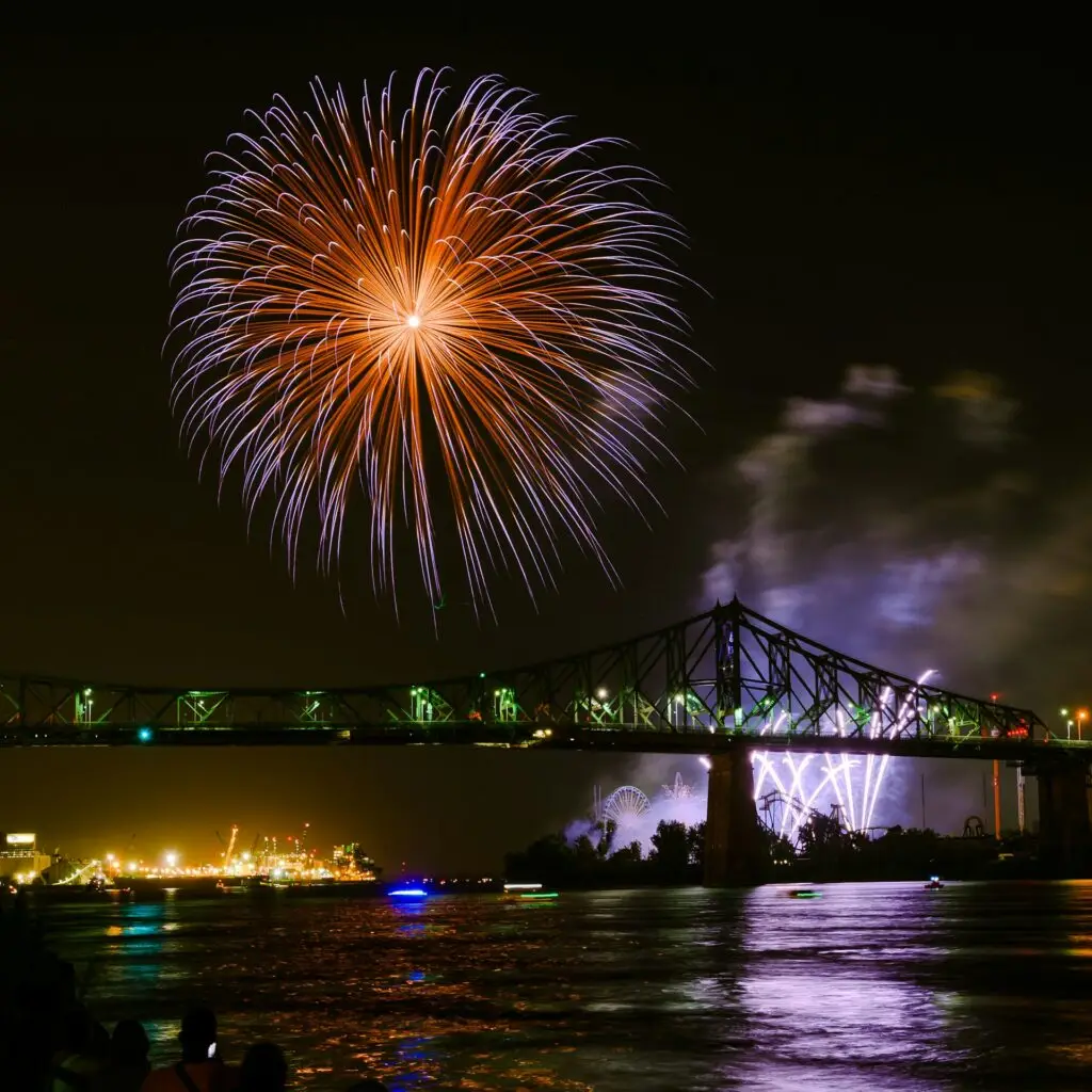 Feux d’artifice à Montréal – pont Jacques-Cartier illuminé lors de l’International des Feux Loto-Québec