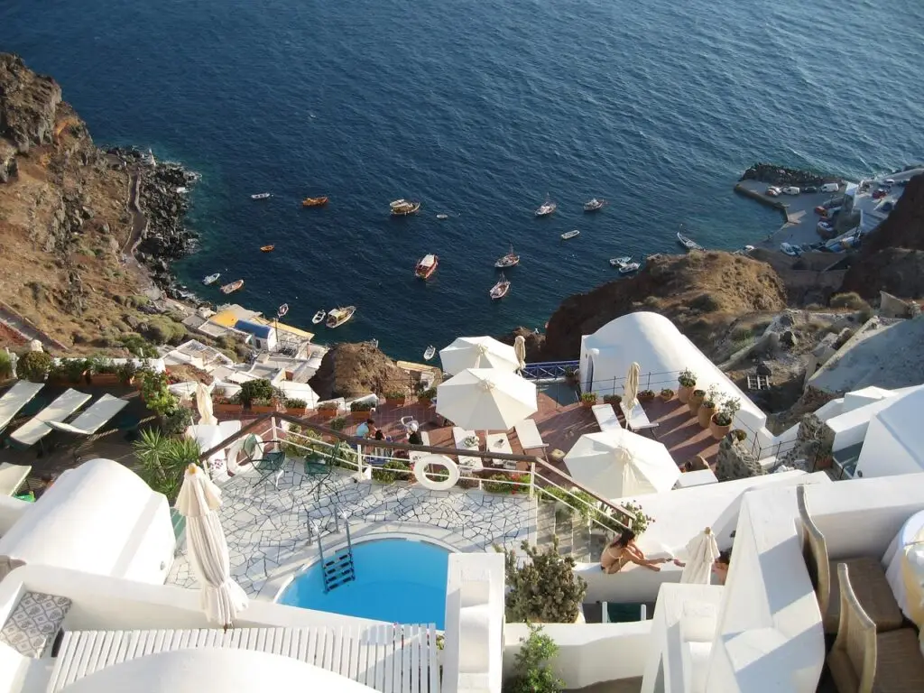 Hôtel avec piscine et vue sur la caldeira à Santorin, au-dessus du port d’Ammoudi - hotel santorin
