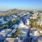 Vue aérienne sur les maisons blanches et les églises aux dômes bleus de Santorin - Santorin en couple