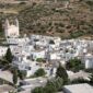 Vue sur le village de Lefkes à Paros, maisons blanches traditionnelles et église byzantine au cœur des Cyclades en Grèce
