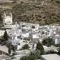 Vue sur le village de Lefkes à Paros, maisons blanches traditionnelles et église byzantine au cœur des Cyclades en Grèce