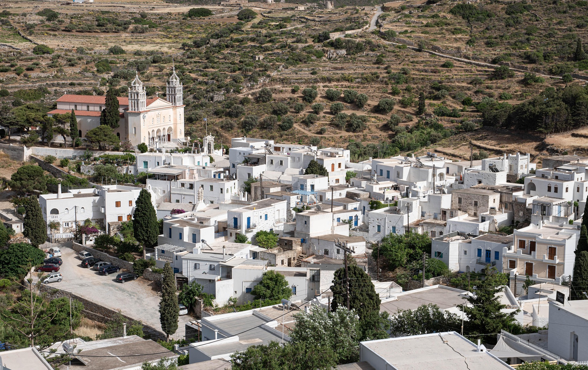 Vue sur le village de Lefkes à Paros, maisons blanches traditionnelles et église byzantine au cœur des Cyclades en Grèce