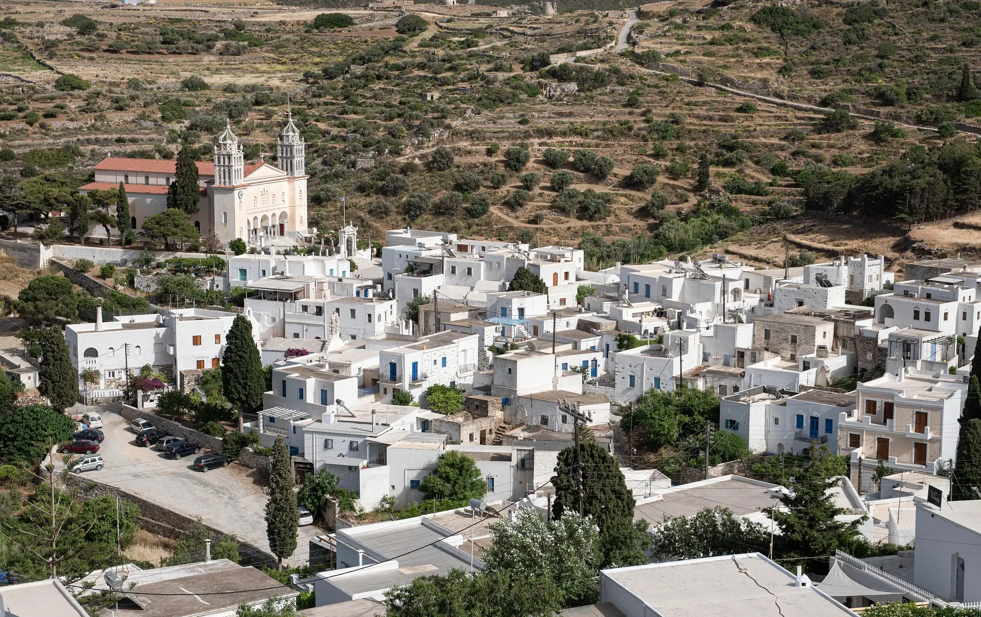 Vue sur le village de Lefkes à Paros, maisons blanches traditionnelles et église byzantine au cœur des Cyclades en Grèce