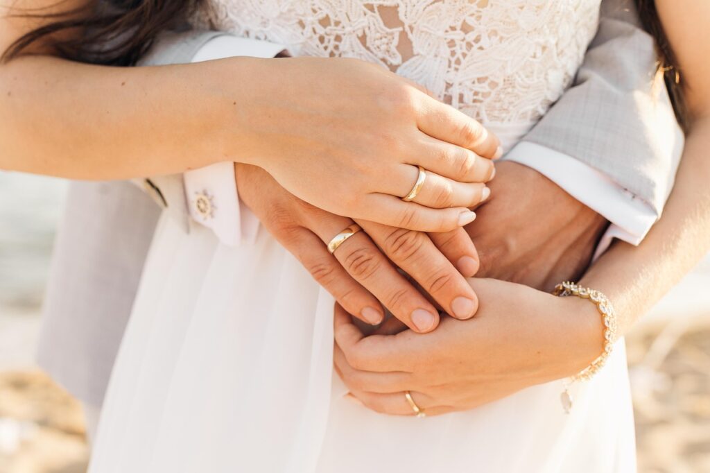lune de miel île Maurice – couple marié tenant ses mains