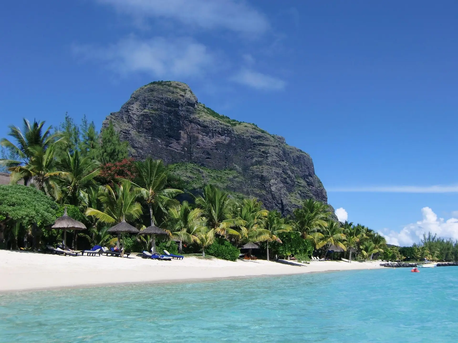 Vue sur Le Morne depuis une plage de l’île Maurice, face à un hôtel all inclusive - Ile Maurice all inclusive