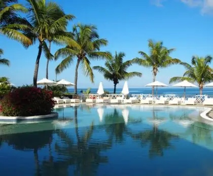 Piscine d’hôtel luxueux avec vue sur la mer et palmiers à l’Ile Maurice all inclusive